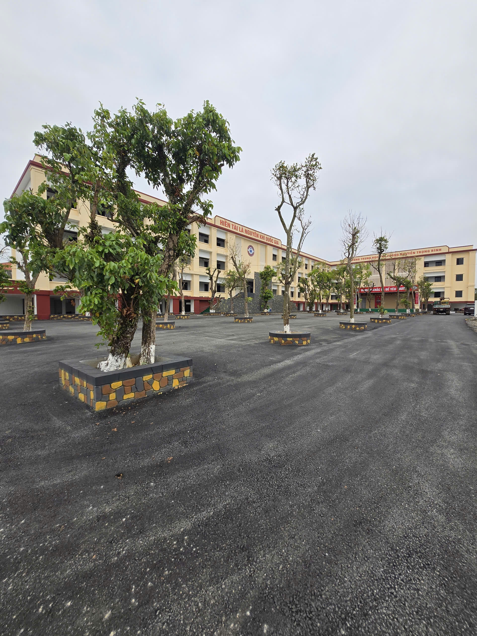 Khuôn viên trường học