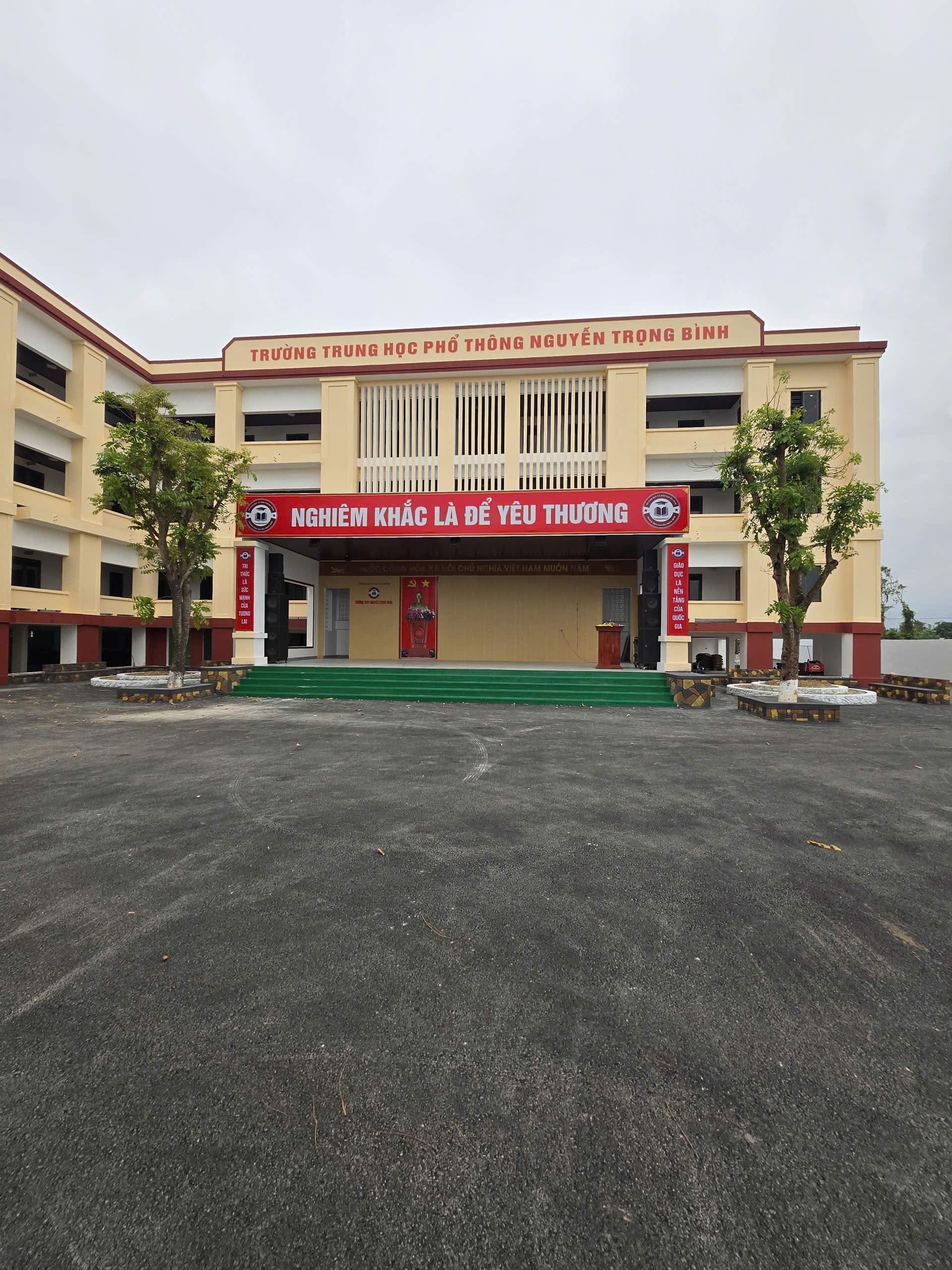 Khuôn viên trường học